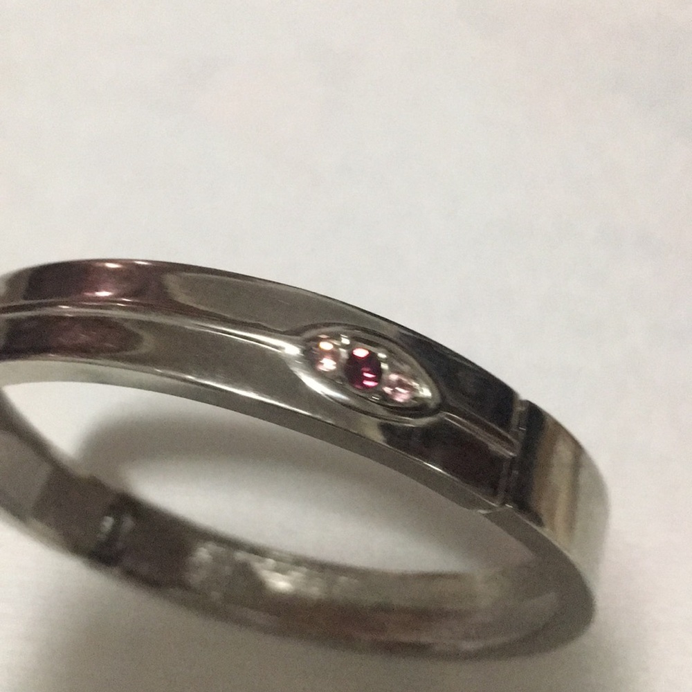 Fancy silver bangle bracelet with pink stone - Picture 4 of 7